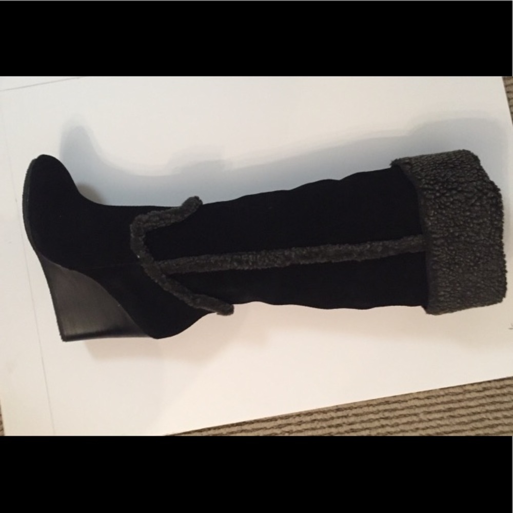 🌟VS Suede Winter Boots w/Wedge Heel🌟In Box